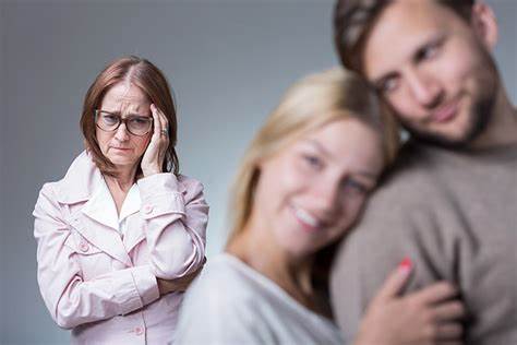 O relacionamento entre mãe e filho é uma das relações mais profundas e significativas que alguém pode ter ao longo da vida. No entanto, nem sempre é fácil e pode haver momentos de conflito, tensão e má compreensão. Neste artigo, vamos explorar os problemas comuns que podem surgir nos relacionamentos maternos e fornecer estratégias eficazes para lidar com eles. 1. Compreendendo a Complexidade dos Relacionamentos Maternos O relacionamento entre mãe e filho é influenciado por uma série de fatores, incluindo dinâmicas familiares, histórico emocional e personalidades individuais. Embora muitos relacionamentos maternos sejam baseados em amor e cuidado, também pode haver desafios significativos que surgem ao longo do tempo. 2. Problemas Comuns nos Relacionamentos Maternos Falta de Comunicação: A comunicação inadequada pode levar a mal-entendidos, ressentimentos e conflitos não resolvidos. Expectativas Não Atendidas: Expectativas não atendidas de ambos os lados podem levar a sentimentos de decepção, frustração e mágoa. Diferenças de Personalidade: Diferenças significativas de personalidade entre mãe e filho podem levar a conflitos e dificuldades de compreensão mútua. Traumas do Passado: Traumas do passado, como eventos dolorosos ou relacionamentos disfuncionais, podem afetar negativamente o relacionamento mãe-filho. 3. Estratégias para Lidar com Problemas de Relacionamento com Sua Mãe Comunicação Aberta e Respeitosa: Pratique uma comunicação aberta, honesta e respeitosa com sua mãe, expressando seus sentimentos e ouvindo atentamente seus pontos de vista. Estabeleça Limites Saudáveis: Estabeleça limites claros e saudáveis com sua mãe, comunicando suas necessidades e expectativas de maneira clara e assertiva. Pratique a Empatia: Tente entender as experiências e perspectivas de sua mãe, praticando a empatia e mostrando compaixão por seus desafios e dificuldades. Busque Ajuda Profissional: Se os problemas de relacionamento com sua mãe se tornarem significativos e difíceis de resolver por conta própria, considere buscar a ajuda de um terapeuta ou conselheiro familiar, que pode fornecer orientação e apoio neutros. 4. Cultivando um Relacionamento Mais Forte e Saudável Embora possa haver desafios significativos nos relacionamentos maternos, também há oportunidades para crescimento, cura e conexão mais profunda. Ao adotar estratégias eficazes para lidar com os problemas de relacionamento com sua mãe, você pode cultivar um relacionamento mais forte, saudável e significativo ao longo do tempo. 5. Conclusão: Nutrindo a Relação Mãe-Filho com Amor e Compreensão O relacionamento entre mãe e filho é uma jornada única e significativa, repleta de desafios e oportunidades para crescimento pessoal e conexão emocional. Ao enfrentar os problemas de relacionamento com sua mãe com amor, compreensão e comunicação aberta, você pode fortalecer a base do seu relacionamento e construir uma conexão duradoura e significativa ao longo do tempo. Que cada pessoa que luta com problemas de relacionamento com sua mãe encontre apoio, orientação e compreensão em sua jornada de cura e crescimento pessoal. Que possamos nutrir e celebrar a beleza única dos relacionamentos maternos, reconhecendo seu poder de transformação e cura.