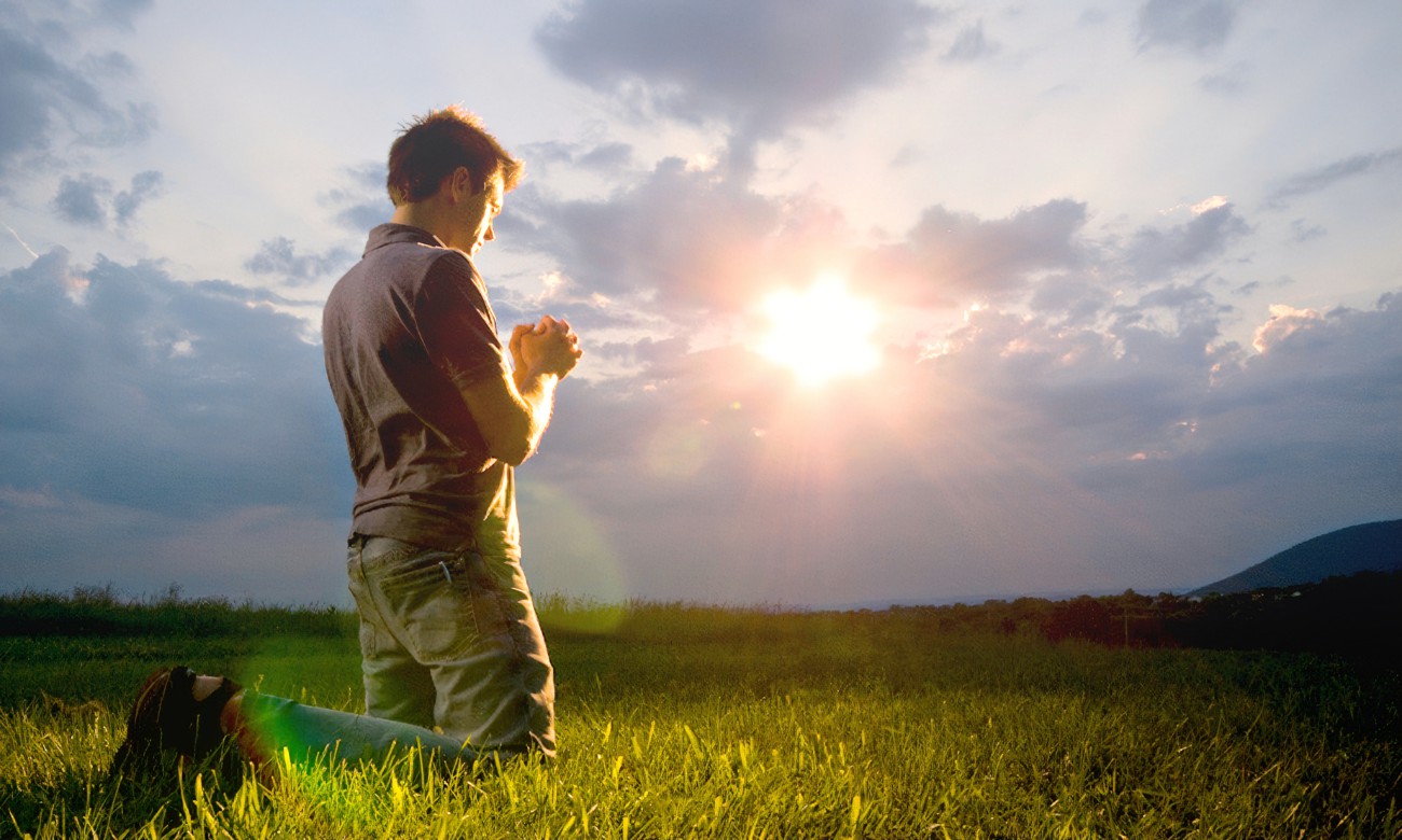 A oração é uma prática antiga que tem desempenhado um papel central em muitas tradições espirituais e religiosas ao redor do mundo. Além de ser uma forma de comunicação com o divino, a oração tem uma função profunda e transformadora que pode afetar todos os aspectos de nossas vidas. Neste artigo, vamos explorar a função da oração e como ela pode nos ajudar a encontrar paz, orientação e conexão espiritual em meio às turbulências da vida moderna. 1. O Significado da Oração A oração é uma prática universal que envolve expressar nossos pensamentos, sentimentos e intenções para uma força maior, que pode ser chamada de Deus, Universo, Fonte, ou qualquer outro nome que ressoe com você. Para muitas pessoas, a oração é uma forma de buscar orientação, conforto, cura e proteção em momentos de dificuldade ou incerteza. 2. A Função da Oração na Vida Diária A oração pode ter uma função profunda e transformadora em nossa vida diária. Aqui estão algumas maneiras pelas quais a oração pode influenciar nossa jornada espiritual e pessoal: Conexão Espiritual: A oração nos permite nos conectar com algo maior do que nós mesmos, seja isso um poder superior, nossa essência divina ou a energia universal. Essa conexão nos lembra de que não estamos sozinhos e que somos parte de algo maior e mais profundo do que podemos compreender. Cura Emocional: A oração pode ser uma ferramenta poderosa para a cura emocional, permitindo-nos liberar emoções reprimidas, encontrar conforto em momentos de dor e cultivar um senso de paz interior e aceitação. Orientação e Clareza: Ao orar, podemos pedir orientação e clareza sobre questões importantes em nossas vidas, como relacionamentos, carreira, saúde e propósito de vida. A oração nos ajuda a sintonizar nossa intuição e a ouvir a voz interior que nos guia em direção ao nosso caminho mais autêntico. Gratidão e Abundância: A oração de gratidão nos ajuda a cultivar uma mentalidade de abundância e apreciação pelo que temos em nossas vidas. Ao reconhecer e agradecer pelas bênçãos que já temos, abrimos espaço para receber mais bênçãos e oportunidades em nossas vidas. 3. Como Praticar a Oração de Forma Efetiva Praticar a oração de forma eficaz requer tempo, dedicação e uma abordagem sincera e aberta. Aqui estão algumas dicas para aprimorar sua prática de oração: Estabeleça um Ritual: Reserve um momento do dia para se dedicar à prática da oração. Isso pode ser de manhã, antes de dormir, ou sempre que você sentir a necessidade de se conectar com o divino. Escolha um Local Sagrado: Encontre um local tranquilo e livre de distrações para praticar sua oração. Isso pode ser um canto especial em sua casa, um espaço ao ar livre na natureza, ou um lugar de culto religioso. Seja Sincero e Autêntico: Ao orar, seja sincero e autêntico em suas palavras e intenções. Não há necessidade de usar linguagem formal ou seguir um script específico; fale do coração e permita que suas emoções guiem sua prática. Pratique a Escuta Interior: Além de falar durante a oração, reserve um tempo para ouvir. Esteja aberto para receber insights, orientação e mensagens do divino, seja através de pensamentos, sentimentos ou sincronicidades na vida cotidiana. 4. Oração e Ciência: Evidências de seus Benefícios Embora a oração seja uma prática espiritual, também há evidências científicas que apoiam seus benefícios para a saúde mental, emocional e física. Estudos têm mostrado que a oração pode reduzir o estresse, promover a resiliência emocional, fortalecer o sistema imunológico e até mesmo acelerar o processo de cura física. 5. Conclusão: Integrando a Oração em sua Vida Diária A oração é uma prática poderosa que pode transformar nossa vida de dentro para fora, proporcionando paz, orientação e conexão espiritual em meio às lutas e desafios da vida moderna. Ao integrar a oração em sua vida diária de maneira sincera e autêntica, você pode descobrir uma fonte inesgotável de conforto, força e inspiração que o ajudará a navegar pelos altos e baixos da jornada humana. Que cada momento de oração seja uma oportunidade para se reconectar com sua verdadeira essência e com o divino que habita dentro e ao redor de você. Que você encontre paz, alegria e plenitude em sua jornada espiritual e pessoal.